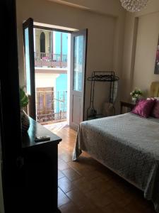 um quarto com uma cama e vista para uma varanda em The Balconies Studio, The Marilyn Suite & The Crystal Apartment at Casa of Essence in Old San Juan em San Juan