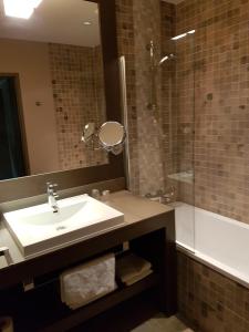 Koupelna v ubytování Logis Auberge Saint Simond
