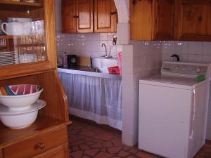 A kitchen or kitchenette at Thekwane Holiday House