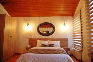 Schlafzimmer mit einem Bett und einem Wandspiegel in der Unterkunft Belizia Hotel in Istanbul