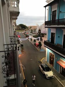 The Balconies Studio, The Marilyn Suite & The Crystal Apartment at Casa of Essence in Old San Juan في سان خوان: اطلالة على شارع فيه سيارة متوقفة على الطريق