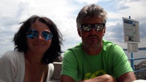 Ein Mann und eine Frau tragen eine Sonnenbrille auf einem Boot. in der Unterkunft Appartements Jägerrast in Ramsau am Dachstein