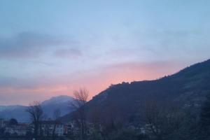 een uitzicht op een berg met een zonsondergang op de achtergrond bij Spacieux studio Pré de chartreuse 2 in Saint-Pierre-de-Chartreuse