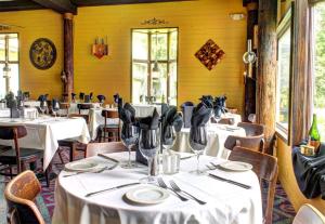 A restaurant or other place to eat at Afton House Inn