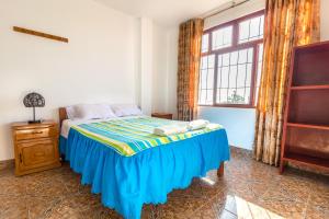 1 dormitorio con cama y ventana en Paracas Hotel Ballestas Island, en Paracas