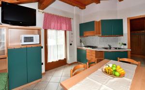 Agritur Volpaia rooms and apartmentsにあるキッチンまたは簡易キッチン