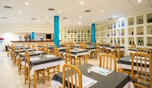 a restaurant with tables and chairs in a room at BLUESEA Costa Teguise Gardens in Costa Teguise