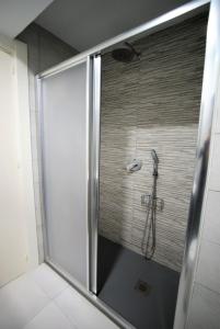 エル・カンページョにあるMyFlats La Ceniaのバスルーム(ガラスドア付きのシャワー付)