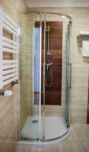 a shower with a glass door in a bathroom at Auto Port Renice in Myślibórz