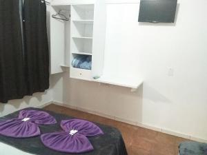 een kamer met drie paarse matten op de vloer bij Imperial Hotel in Foz do Iguaçu