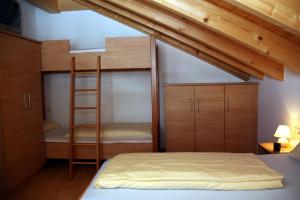 ケーニヒスライテンにあるFerienwohnungen Langのベッドルーム1室(二段ベッド1組、はしご付)