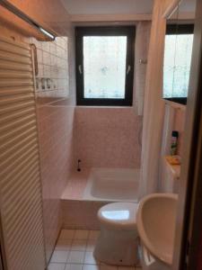 y baño con bañera, aseo y lavamanos. en Uni - Lübeck Appartement en Groß Grönau