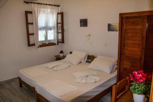Postel nebo postele na pokoji v ubytování Ioanna Rooms