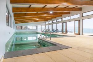 Bazén v ubytování Rochão Village by Rent2U, Lda nebo v jeho okolí