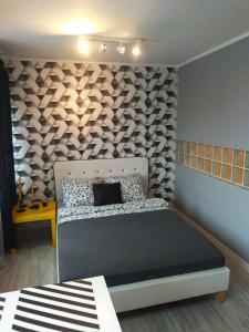 ワルシャワにあるApartament Pańskaの小さなベッドルーム1室(ベッド1台付)
