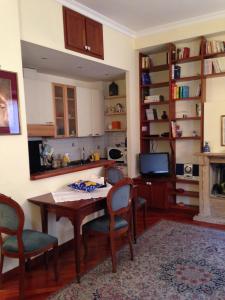 een keuken met een tafel en stoelen in een kamer bij A CASA DI ZIA LOLA in Rome