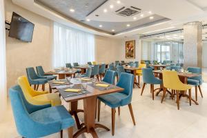 A restaurant or other place to eat at Rubicon Garni Hotel
