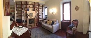een woonkamer met een bank en een tafel bij A CASA DI ZIA LOLA in Rome