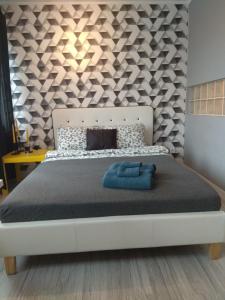 una camera con un grande letto a scomparsa di Apartament Pańska a Varsavia