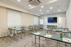 Rubicon Garni Hotel的电视和/或娱乐中心