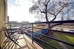 een balkon met een bankje en een boom op een gebouw bij Corner Apartments Savska in Zagreb