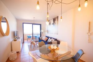 un salon avec une table et un canapé dans l'établissement Paraiso II SS FREE WIFI, à Playa Paraiso