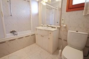 Ein Badezimmer in der Unterkunft El Ventorrillo - holiday home with stunning views and private pool in Benissa