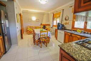 eine Küche mit Tisch und ein Esszimmer in der Unterkunft El Ventorrillo - holiday home with stunning views and private pool in Benissa in Benissa