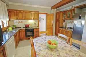 Küche/Küchenzeile in der Unterkunft El Ventorrillo - holiday home with stunning views and private pool in Benissa