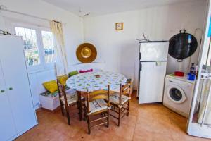 Küche/Küchenzeile in der Unterkunft El Ventorrillo - holiday home with stunning views and private pool in Benissa
