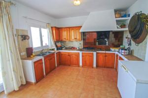 Küche/Küchenzeile in der Unterkunft El Ventorrillo - holiday home with stunning views and private pool in Benissa