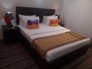 A bed or beds in a room at BnB Hotel