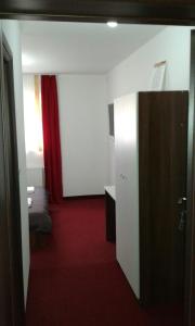 Zimmer mit einem Schlafzimmer mit einem Bett und einem roten Teppich in der Unterkunft Motel/Hostel Dreams in Novi Travnik