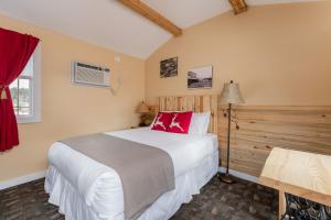 Postel nebo postele na pokoji v ubytování Black Elk Resort