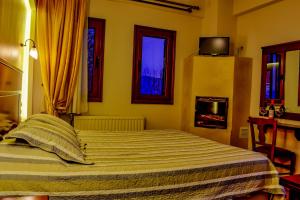 Televízia a/alebo spoločenská miestnosť v ubytovaní Tasia Mountain Hotel