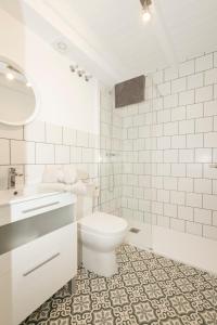 デニアにあるDenia Loftの白いバスルーム(トイレ、シンク付)