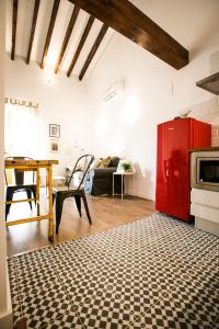 sala de estar con armario rojo y mesa en Denia Loft, en Denia