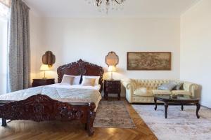 LUXOVSKI apartment في إلفيف: غرفة نوم مع سرير مزدوج كبير وأريكة