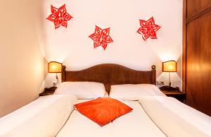 2 camas en una habitación con estrellas en la pared en Alpenhotel Marcius, en Sonnenalpe Nassfeld