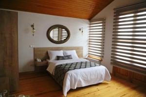 Schlafzimmer mit einem Bett und einem Wandspiegel in der Unterkunft Belizia Hotel in Istanbul