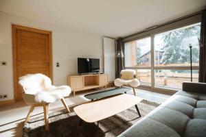 ムジェーヴにあるMegève Great apartment Lesporting Ski - AE 303のリビングルーム(ソファ、椅子2脚付)