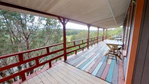 um deque com uma mesa e um banco sobre ele em Hideout Ft Abajo 2 BR Cabin, Stunning Views, Secluded! em Monticello