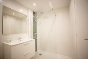 une salle de bain blanche avec lavabo et douche dans l'établissement Paraiso II SS FREE WIFI, à Playa Paraiso