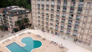 an overhead view of a large building with a swimming pool at Live Suites Itaipava in Itaipava