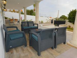 Posezení v ubytování Maison Alriad - Alojamiento familiar tranquilo cerca del mar con jardín, porche y parking privado en el interior de la finca no apto para fiestas