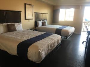 Tempat tidur dalam kamar di Budget Lodge San Bernardino