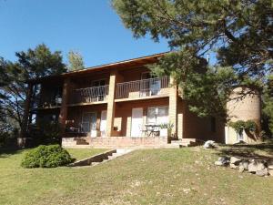 Cette grande maison en briques dispose d'un balcon. dans l'établissement Hosteria y Cabañas Los Mimbres, à San Esteban