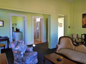 Coragulac House Cottages的休息区