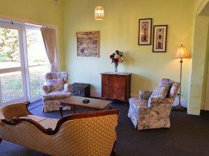 Coragulac House Cottages的休息区