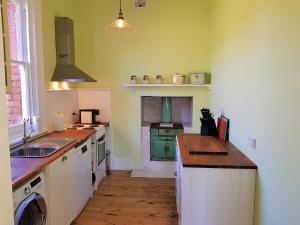 A kitchen or kitchenette at Coragulac House Cottages